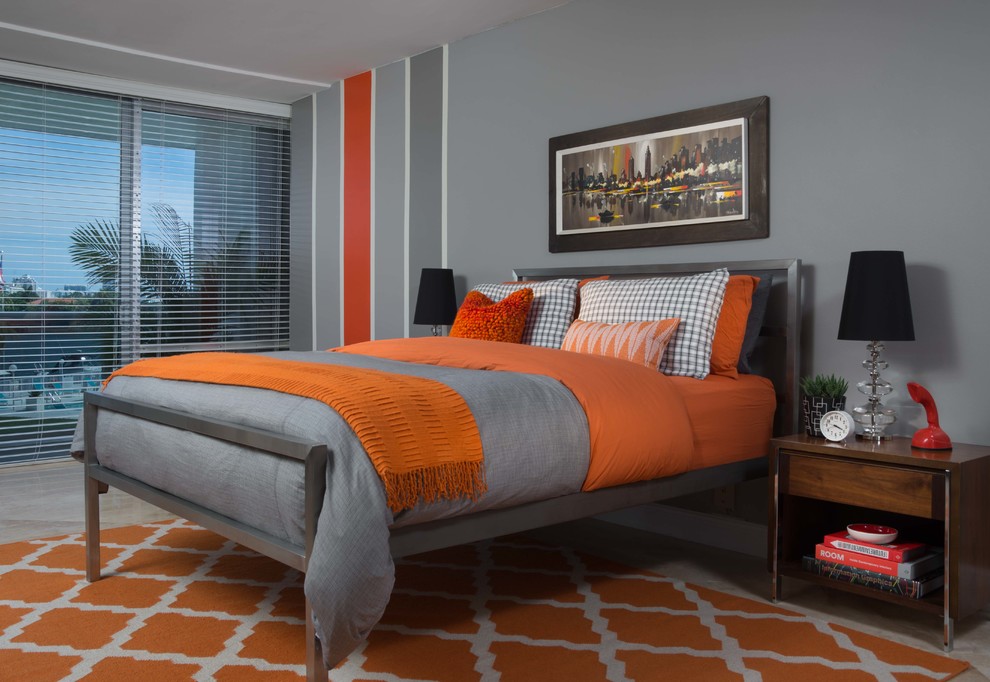 Großes Modernes Hauptschlafzimmer ohne Kamin mit grauer Wandfarbe und Travertin in Miami