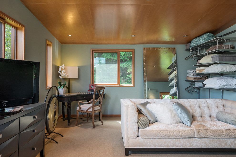 Modelo de habitación de invitados clásica renovada de tamaño medio con paredes verdes y moqueta