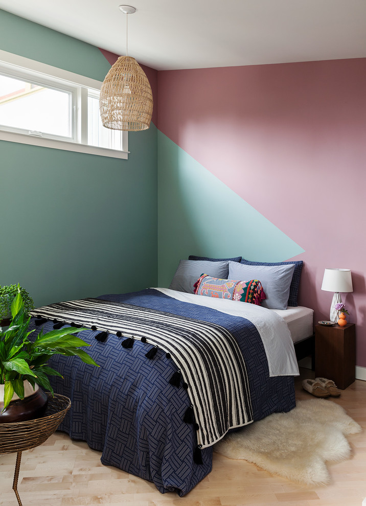 Ejemplo de dormitorio bohemio pequeño con paredes multicolor y suelo de madera clara