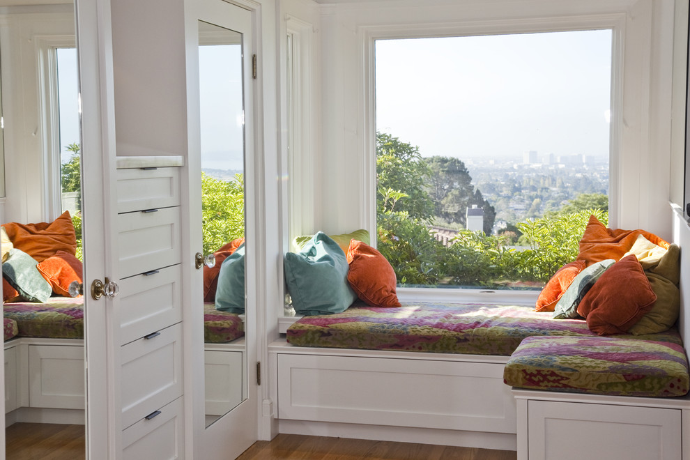 Klassisches Schlafzimmer mit weißer Wandfarbe und braunem Holzboden in San Francisco