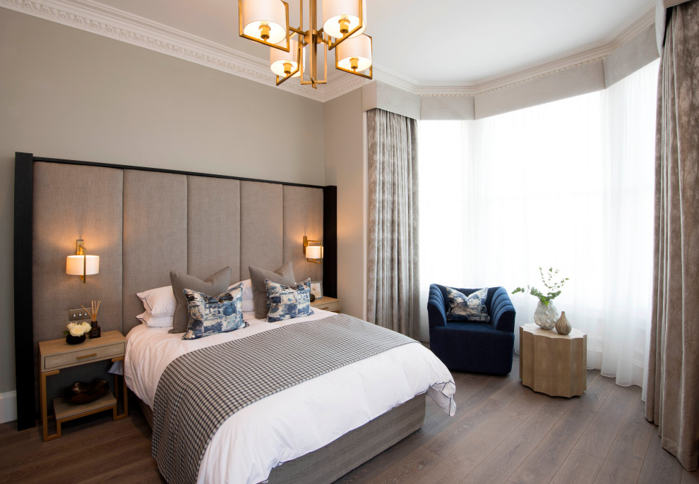 他の地域にある広いトランジショナルスタイルのおしゃれな寝室 (グレーの壁、無垢フローリング、茶色い床、グレーとブラウン)
