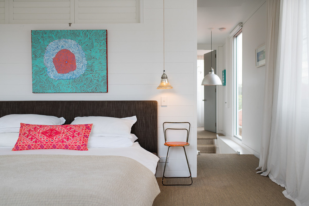 Stilmix Hauptschlafzimmer mit weißer Wandfarbe, Teppichboden und beigem Boden in Sydney