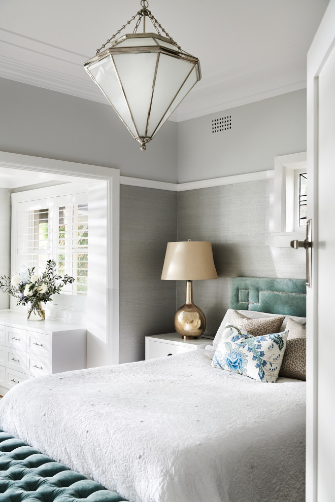 Свежая идея для дизайна: большая хозяйская спальня в классическом стиле с серыми стенами, светлым паркетным полом и коричневым полом - отличное фото интерьера