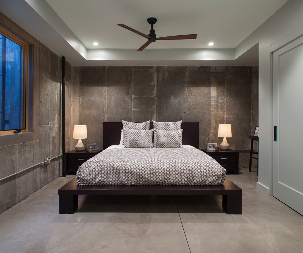 На фото: спальня в современном стиле с серыми стенами, бетонным полом и серым полом с