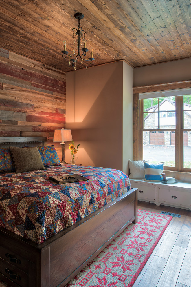 Großes Rustikales Schlafzimmer mit beiger Wandfarbe, braunem Holzboden und braunem Boden in Minneapolis