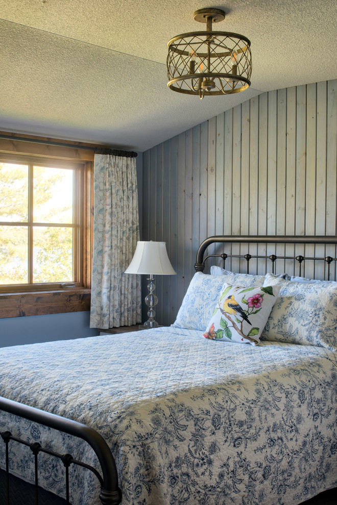 Источник вдохновения для домашнего уюта: большая гостевая спальня (комната для гостей) в стиле рустика с синими стенами, ковровым покрытием и бежевым полом