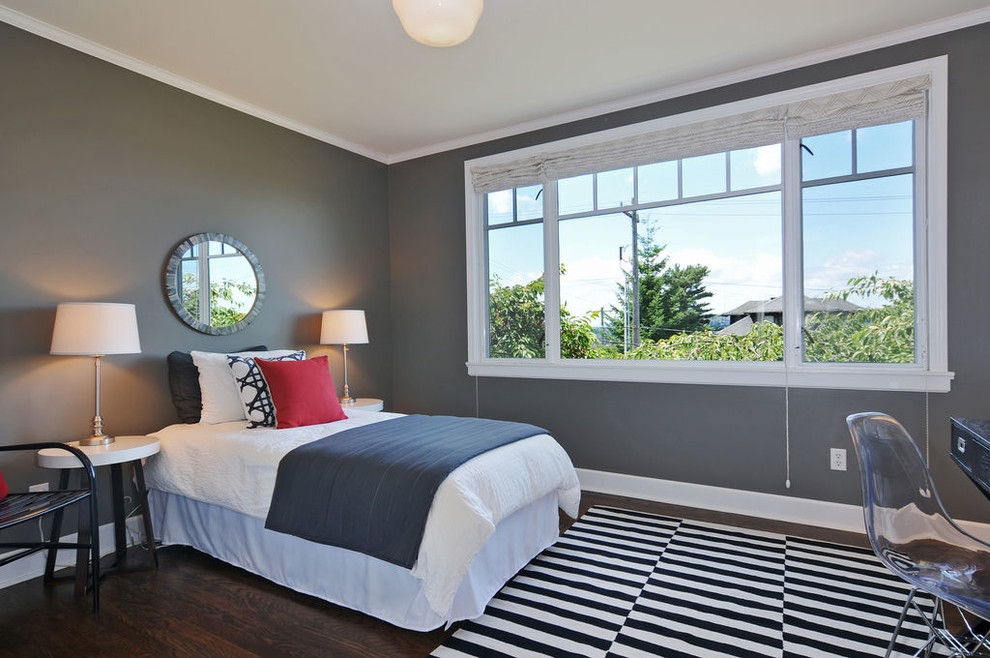 Foto de habitación de invitados clásica de tamaño medio sin chimenea con paredes grises, suelo de madera oscura y suelo marrón