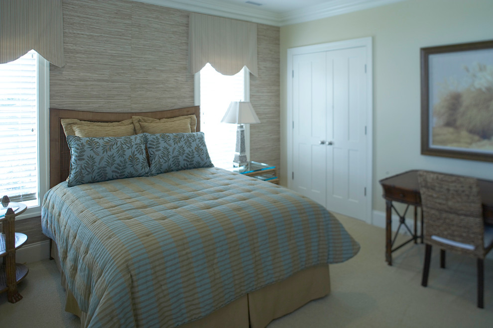Свежая идея для дизайна: гостевая спальня среднего размера, (комната для гостей) в морском стиле с бежевыми стенами, ковровым покрытием, стандартным камином и фасадом камина из бетона - отличное фото интерьера