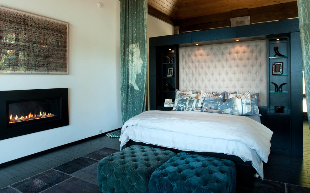 Источник вдохновения для домашнего уюта: спальня в современном стиле с белыми стенами и горизонтальным камином