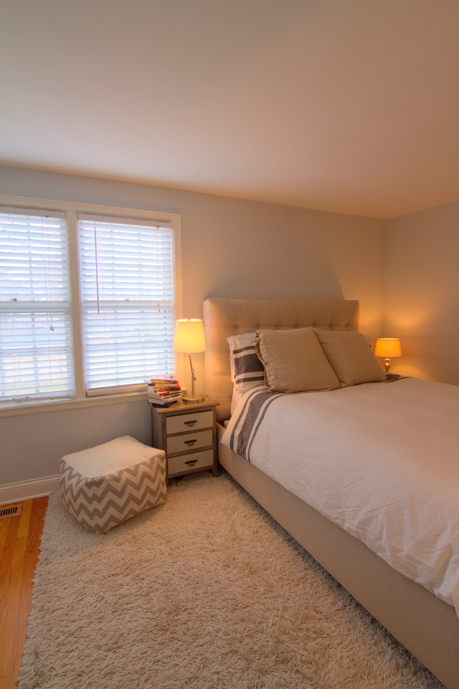 Inspiration pour une petite chambre d'amis traditionnelle avec un mur beige, parquet clair et aucune cheminée.