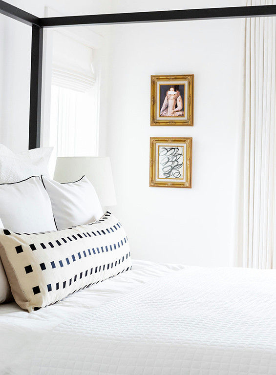 Пример оригинального дизайна: большая хозяйская спальня в стиле модернизм с белыми стенами, светлым паркетным полом и коричневым полом