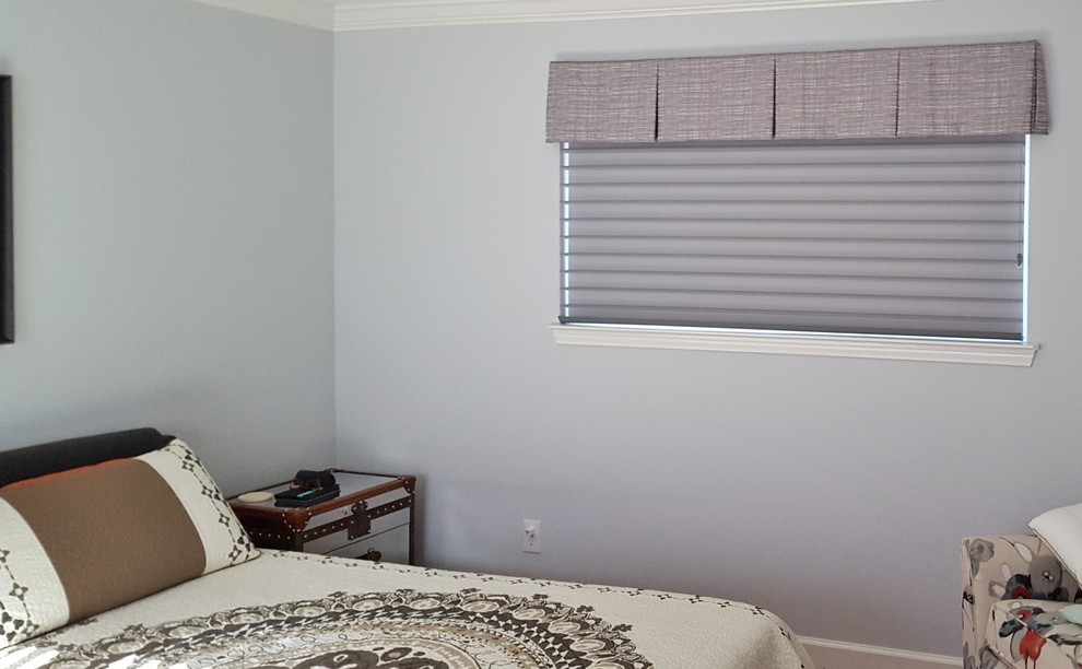 Пример оригинального дизайна: гостевая спальня (комната для гостей) в стиле неоклассика (современная классика) с серыми стенами и ковровым покрытием