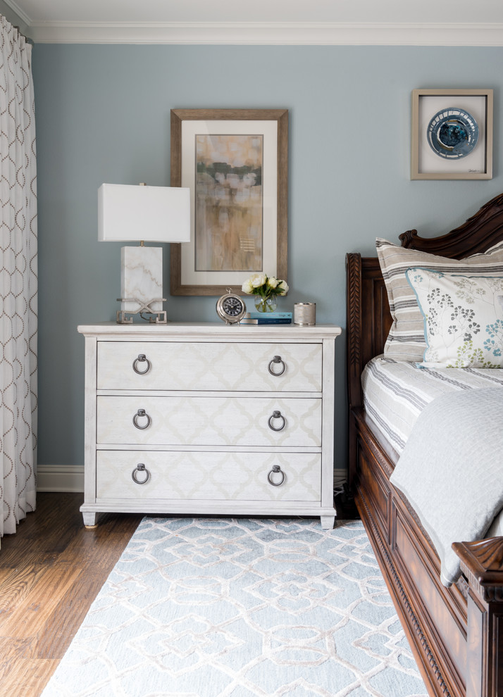Свежая идея для дизайна: хозяйская спальня среднего размера в классическом стиле с синими стенами, паркетным полом среднего тона и коричневым полом - отличное фото интерьера