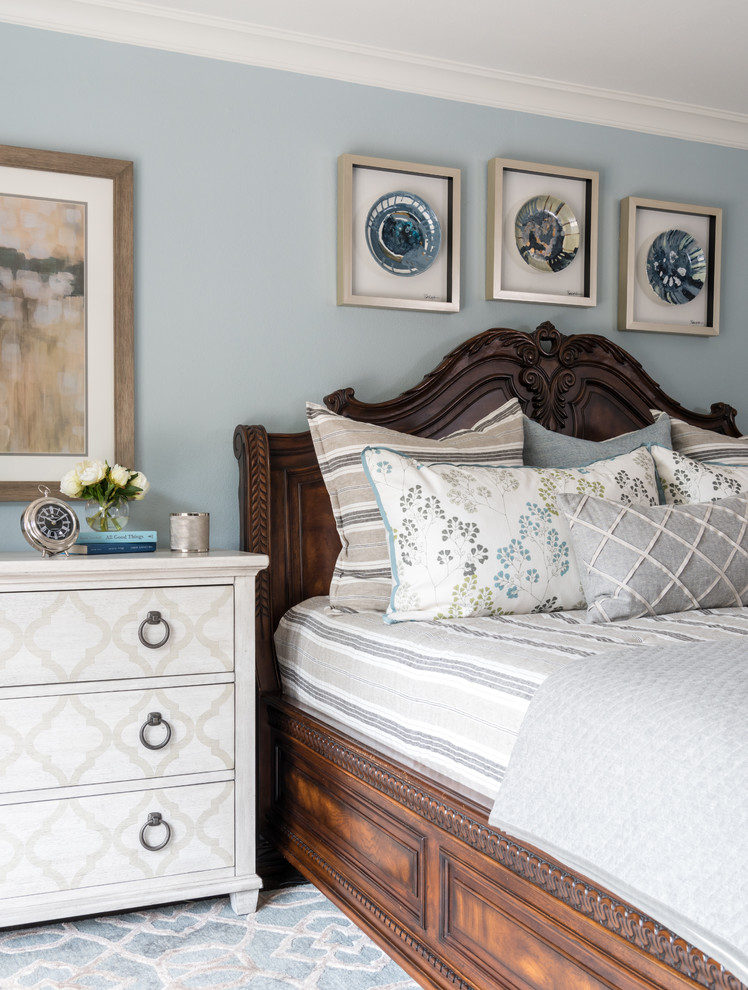 Imagen de dormitorio principal tradicional de tamaño medio con paredes azules, suelo de madera en tonos medios y suelo marrón