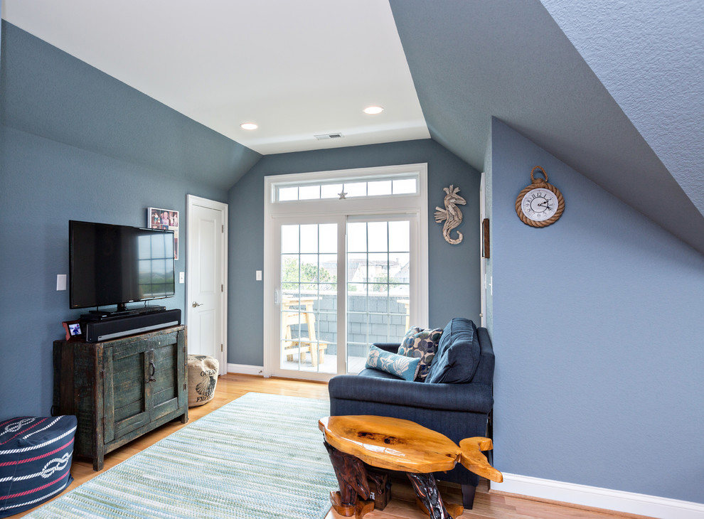 Immagine di una camera matrimoniale stile marinaro di medie dimensioni con pareti blu, parquet chiaro e pavimento marrone