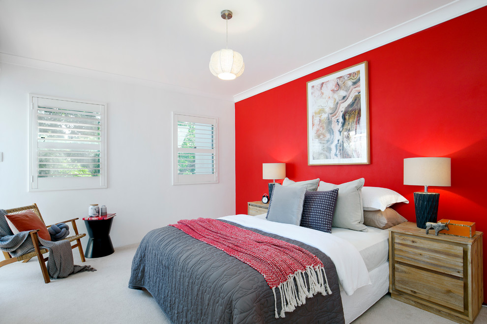 シドニーにあるコンテンポラリースタイルのおしゃれな主寝室 (カーペット敷き、グレーの床、赤い壁) のインテリア