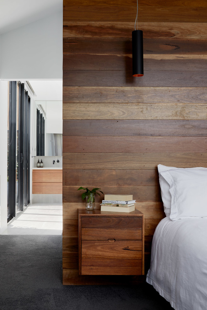 メルボルンにある中くらいなコンテンポラリースタイルのおしゃれな主寝室 (白い壁、カーペット敷き、グレーの床)