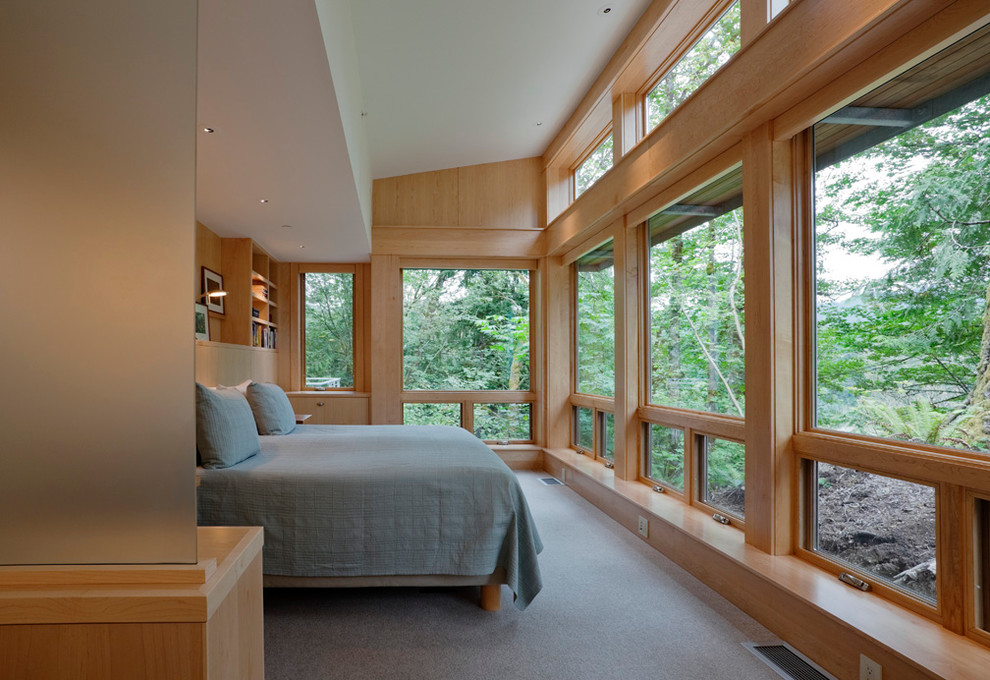 Modernes Hauptschlafzimmer ohne Kamin mit Teppichboden in Seattle