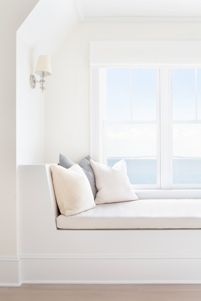 Стильный дизайн: большая хозяйская спальня в морском стиле с белыми стенами, светлым паркетным полом и бежевым полом без камина - последний тренд