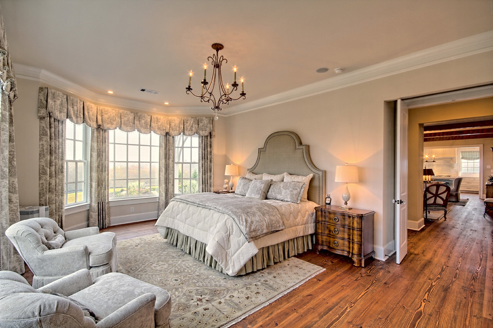 Diseño de dormitorio principal clásico de tamaño medio sin chimenea con paredes beige y suelo de madera oscura
