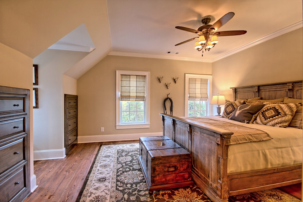Foto de habitación de invitados rústica de tamaño medio sin chimenea con paredes beige, suelo de madera clara y suelo marrón