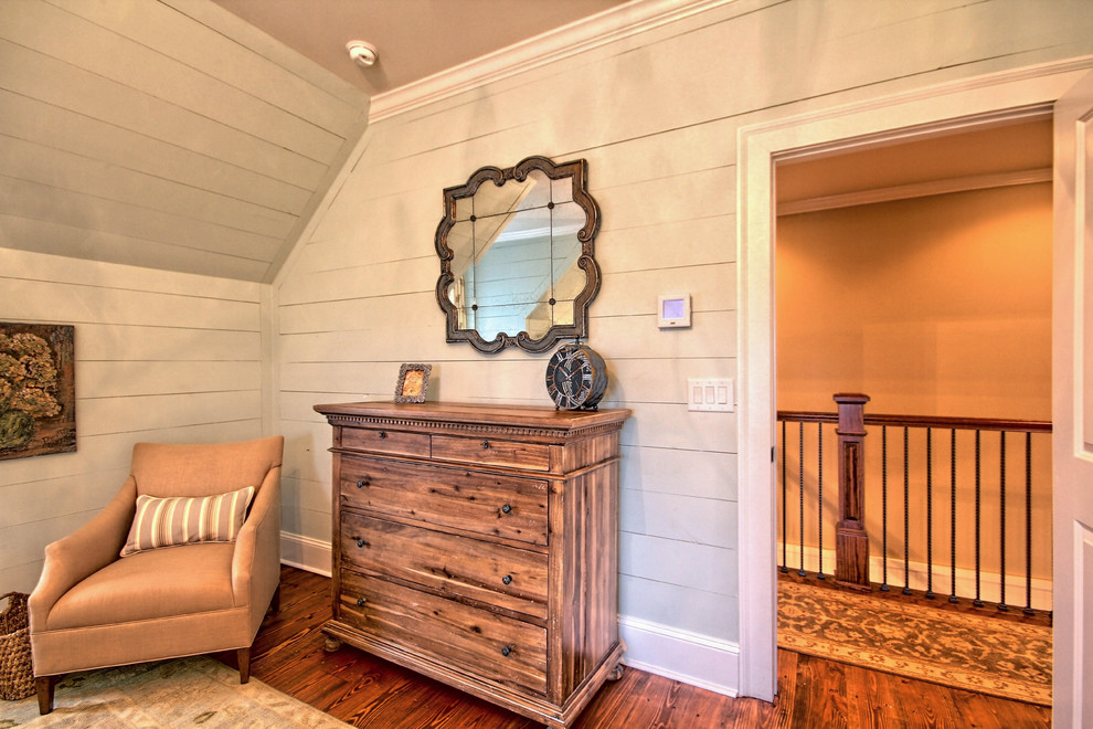 Foto di una camera degli ospiti stile rurale di medie dimensioni con pareti bianche, pavimento in legno massello medio e nessun camino