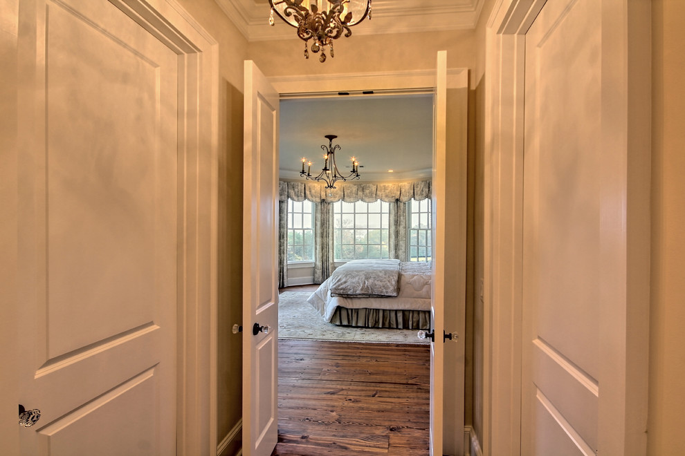 Mittelgroßes Klassisches Hauptschlafzimmer ohne Kamin mit beiger Wandfarbe und dunklem Holzboden in Atlanta