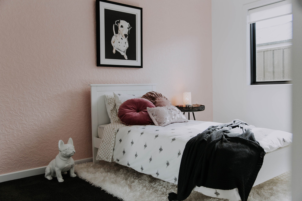 Ispirazione per una camera da letto contemporanea di medie dimensioni con pareti rosa, moquette e pavimento grigio
