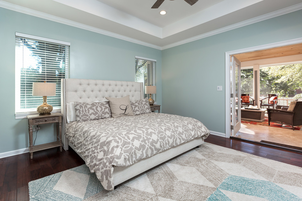 Свежая идея для дизайна: хозяйская спальня среднего размера в современном стиле с синими стенами и темным паркетным полом без камина - отличное фото интерьера