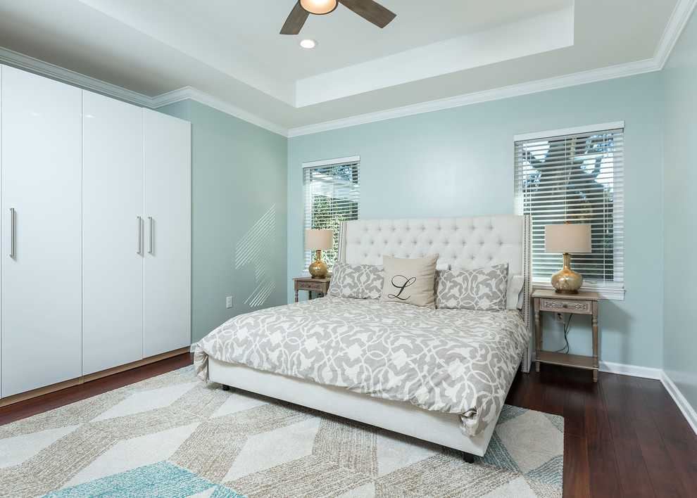 Foto de dormitorio principal marinero de tamaño medio sin chimenea con paredes azules y suelo de madera oscura