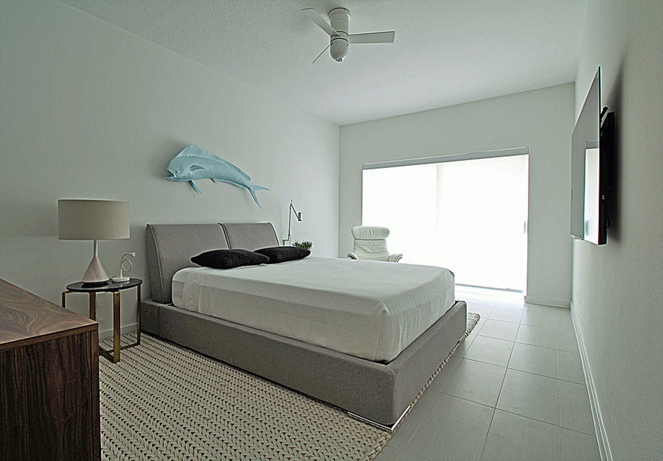 Foto de habitación de invitados contemporánea de tamaño medio sin chimenea con paredes blancas, suelo de baldosas de porcelana y suelo gris