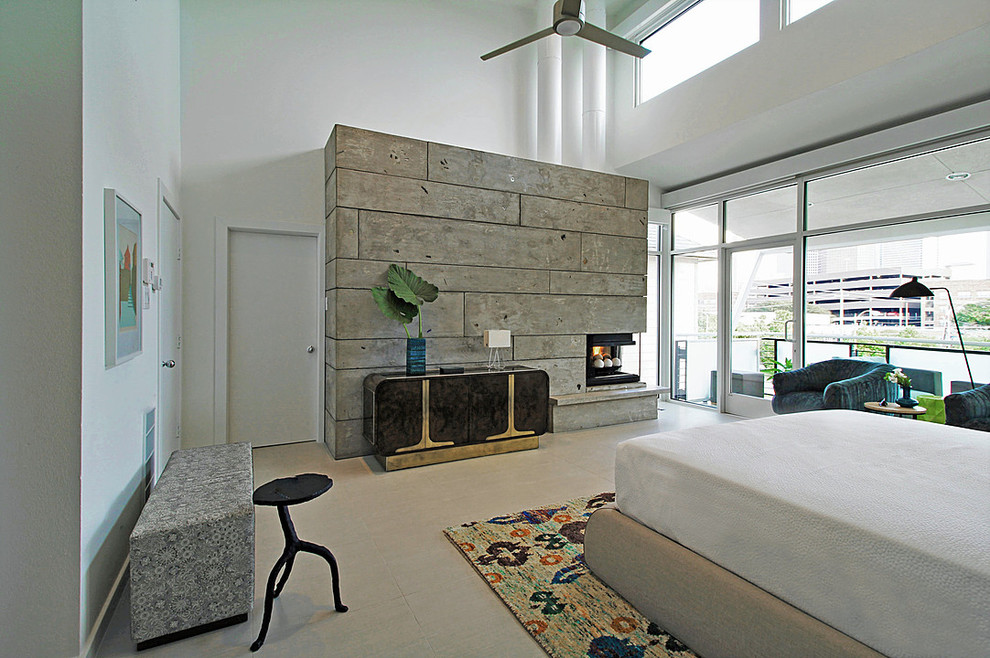オレンジカウンティにある広いコンテンポラリースタイルのおしゃれな主寝室 (白い壁、コーナー設置型暖炉、コンクリートの暖炉まわり、セラミックタイルの床、ベージュの床) のレイアウト