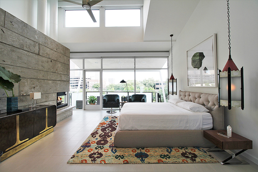 Свежая идея для дизайна: большая хозяйская спальня в современном стиле с белыми стенами, полом из керамической плитки, фасадом камина из бетона, угловым камином и бежевым полом - отличное фото интерьера