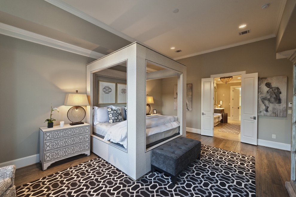Пример оригинального дизайна: большая хозяйская спальня в стиле неоклассика (современная классика) с серыми стенами и темным паркетным полом