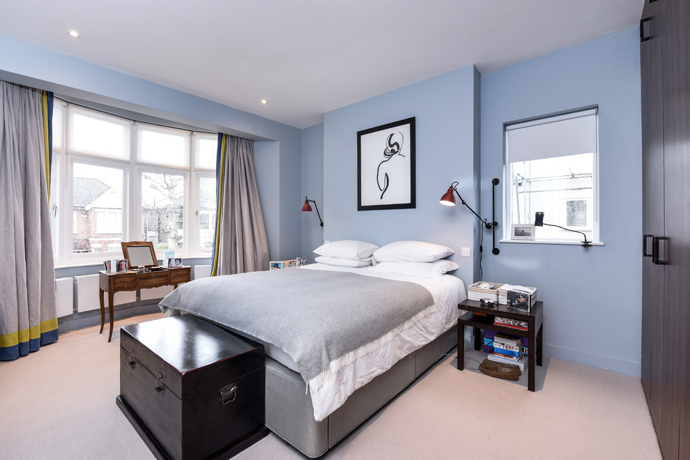 ロンドンにある中くらいなコンテンポラリースタイルのおしゃれな寝室 (青い壁、カーペット敷き、グレーの床) のインテリア