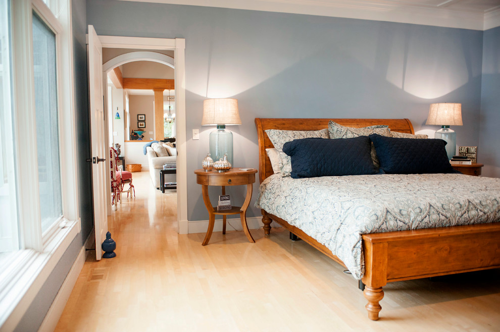 На фото: хозяйская спальня среднего размера в стиле кантри с синими стенами и светлым паркетным полом без камина
