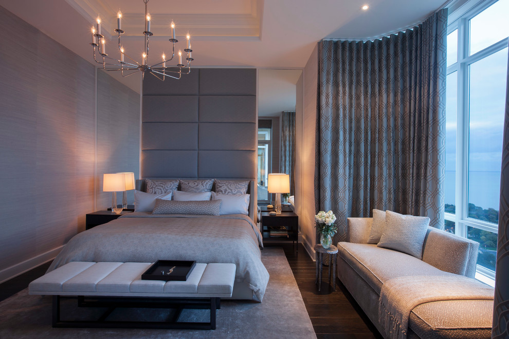 Immagine di una camera da letto contemporanea con pareti beige e parquet scuro