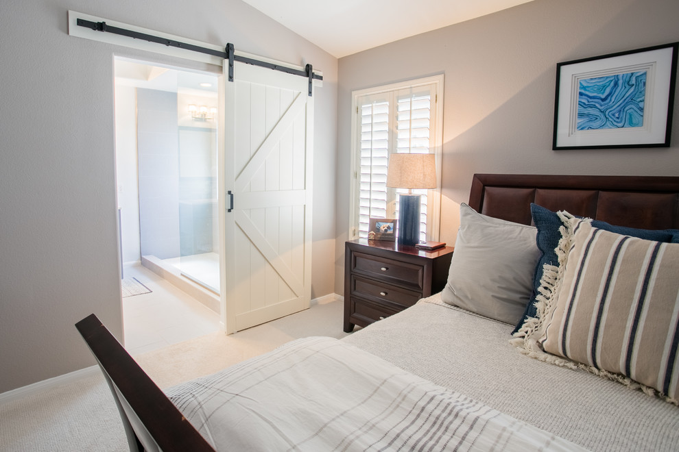 Modelo de habitación de invitados clásica renovada con paredes beige, moqueta y suelo beige