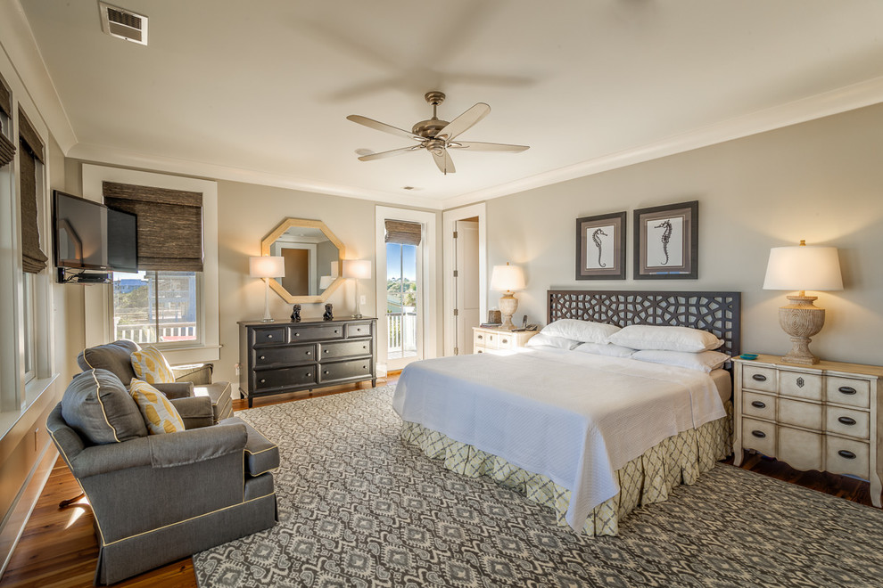Maritimes Schlafzimmer mit grauer Wandfarbe in Charleston