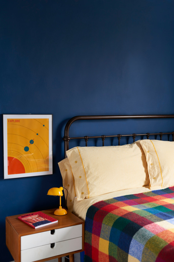 Kleines Mid-Century Hauptschlafzimmer mit blauer Wandfarbe, braunem Holzboden und braunem Boden in London