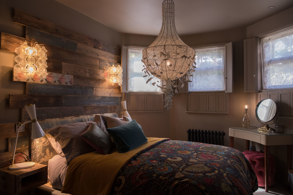 Идея дизайна: спальня среднего размера в стиле фьюжн с серыми стенами