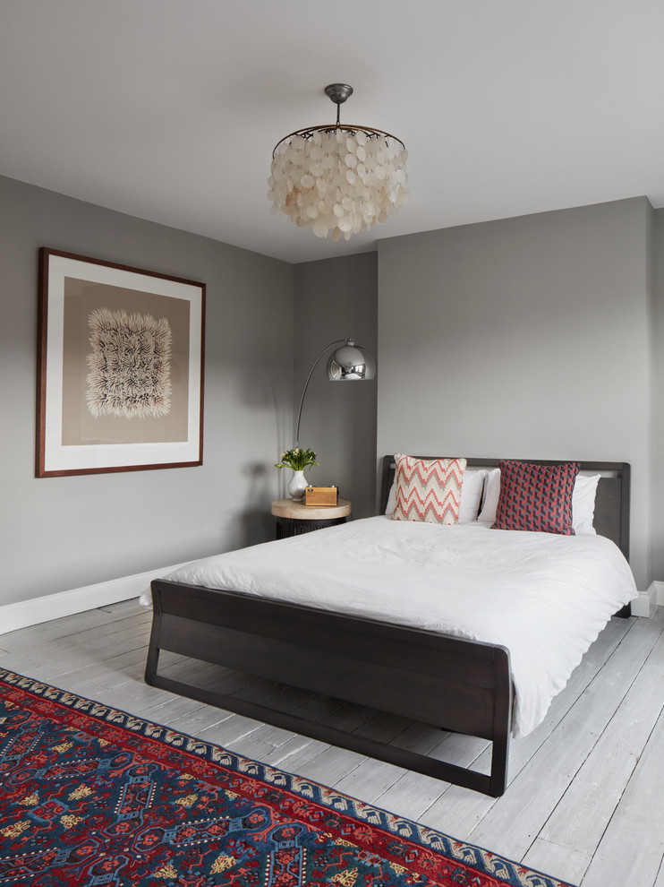 Cette image montre une chambre design avec un mur gris, parquet peint et un sol gris.