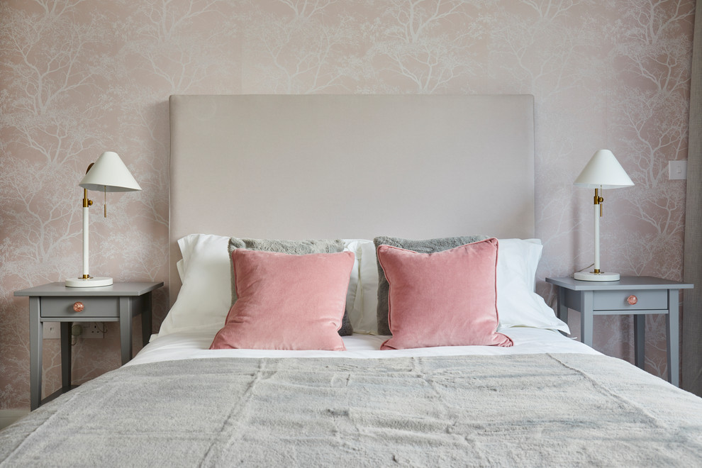 Esempio di una camera degli ospiti design di medie dimensioni con pareti rosa, moquette e pavimento grigio