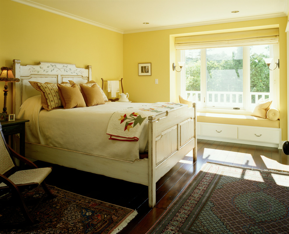 Exemple d'une chambre d'amis chic avec un mur jaune, parquet foncé et aucune cheminée.