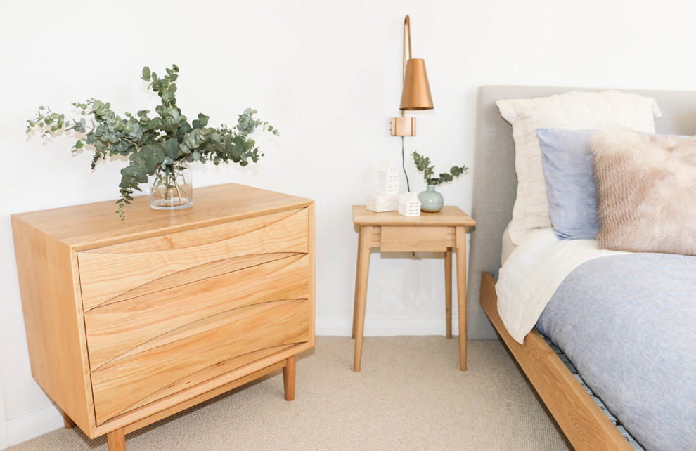 Foto de dormitorio escandinavo con paredes blancas, moqueta y suelo beige