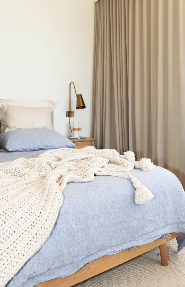Idee per una camera da letto nordica di medie dimensioni con pareti bianche, moquette e pavimento beige