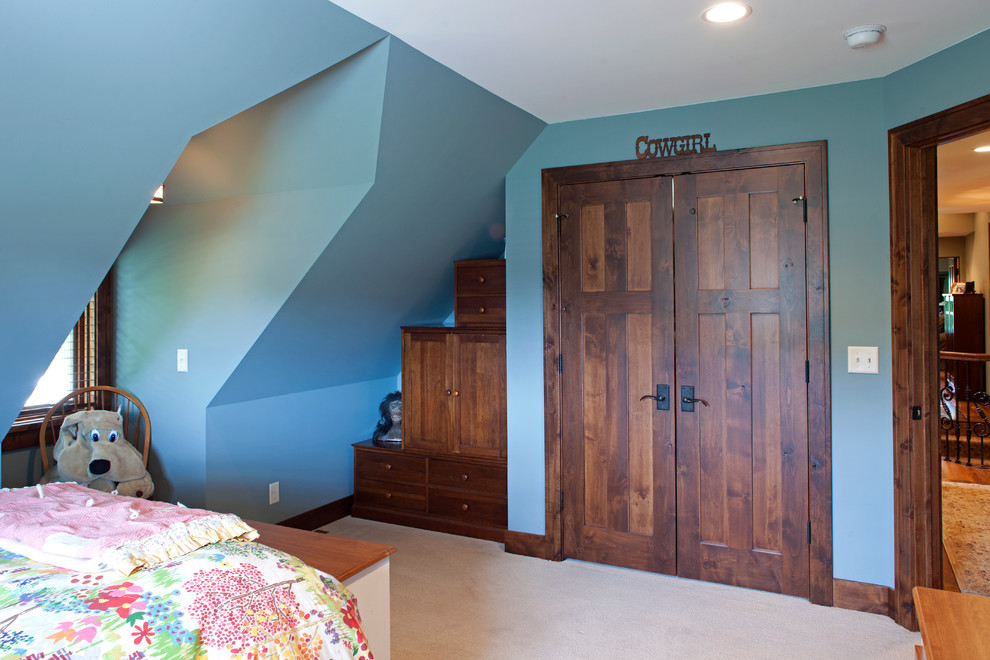 Modelo de habitación de invitados de estilo de casa de campo de tamaño medio con paredes azules y moqueta