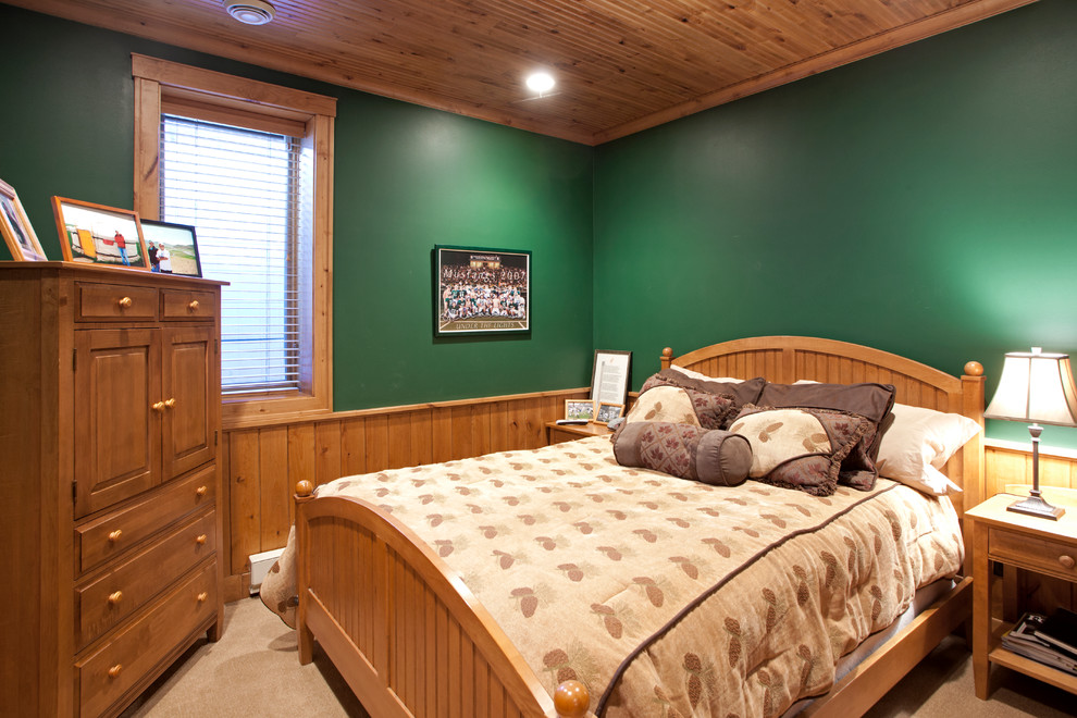 Esempio di una camera degli ospiti country di medie dimensioni con pareti verdi e moquette