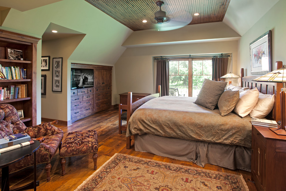 Foto de dormitorio principal campestre grande sin chimenea con suelo de madera oscura y paredes beige