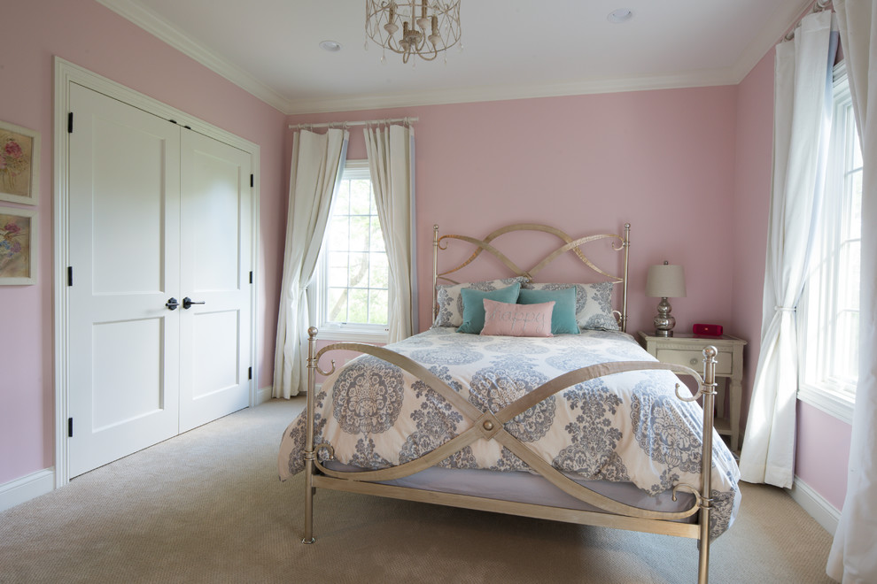 Immagine di una camera degli ospiti chic di medie dimensioni con pareti rosa, moquette, nessun camino e pavimento beige